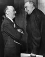 /album/galerie-de-photos-organismes-internationaux/harry-dexter-white-%28%c3%a0-gauche%29%2c-assistant-du-secretaire-au-tresor-americain-et-keynes%2c-les-deux-negociateurs-en-chef-du-point-de-vue-technique-des-accords-de-bretton-woods-en-1946-jpg/